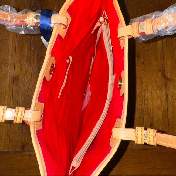 Dooney & Bourke White Patent Leather North/South Lee Tote Bag NWT! FLAW. - Picture 10 of 14